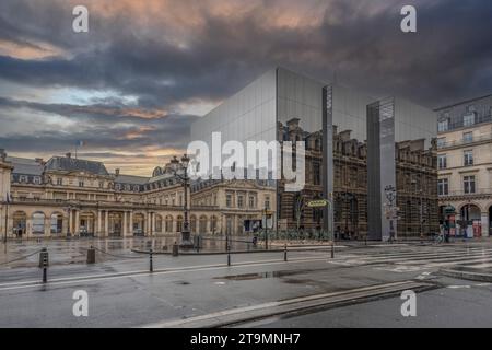 Parigi, Francia - 12 21 2023: Place du Palais Royal. Vista degli edifici che si riflettono su una facciata a specchio Foto Stock