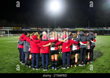 Zwolle, Paesi Bassi. 26 novembre 2023. Zwolle - giocatori del Feyenoord V1 durante la partita tra PEC Zwolle V1 contro Feyenoord V1 al VV Berkum il 26 novembre 2023 a Zwolle, Paesi Bassi. Credito: Immagini da Box a Box/Alamy Live News Foto Stock