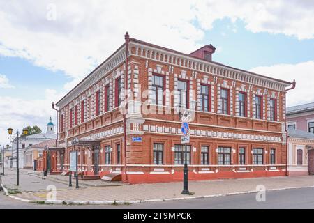Yelabuga, Russia - 18 giugno 2023: College cittadino nel centro storico della città. Edificio storico, ufficio commerciale di Stakheev, anni '1880 Monumento architettonico Foto Stock