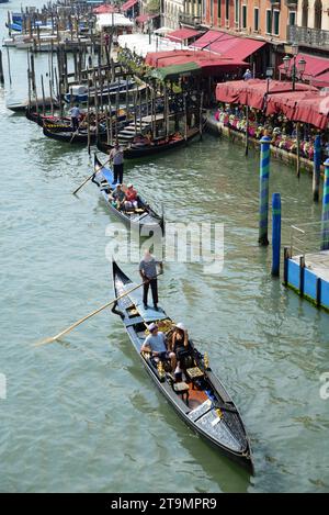 Gondole sul Canal grande viste dal Ponte di Rialto, Venezia, Italia Foto Stock