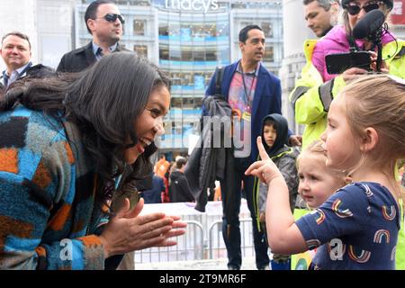 San Francisco, CA - 4 marzo 2023: Il sindaco London Breed parla con i bambini piccoli a Union Square, dove vengono distribuiti 80.000 tulipani per la Nationa Foto Stock