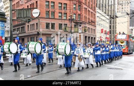 San Francisco, CA - 11 marzo 2023: Partecipanti non identificati 2023 Parata del giorno di San Patrizio, il più grande evento irlandese della costa occidentale che celebra l'irlandese Foto Stock
