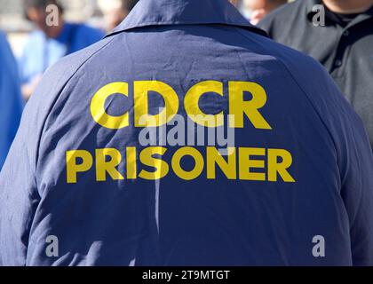 San Quentin, CA - 17 marzo 2023: Logo CDCR PRISONER sul retro di una giacca dei detenuti nella prigione di stato di San Quentin. Foto Stock