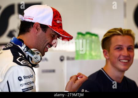 Abu Dhabi, Abu Dhabi. 26 novembre 2023. Daniel Ricciardo (AUS) AlphaTauri e Liam Lawson (NZL) AlphaTauri Reserve driver. Formula 1 World Championship, Rd 23, Gran Premio di Abu Dhabi, domenica 26 novembre 2023. Circuito Yas Marina, Abu Dhabi, Emirati Arabi Uniti. Crediti: James Moy/Alamy Live News Foto Stock