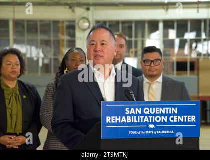 San Quentin, CA - 17 marzo 2023: Il membro dell'Assemblea Phil Ting parla ad un convegno stampa nella prigione di San Quentin con il governatore Newsom. Foto Stock