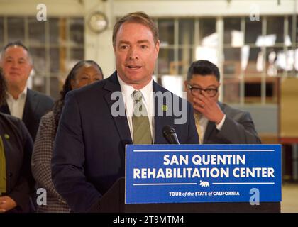 San Quentin, CA - 17 marzo 2023: Il membro dell'Assemblea Damon Connolly, parla in un convegno stampa al carcere di San Quentin con il governatore Newsom. Foto Stock