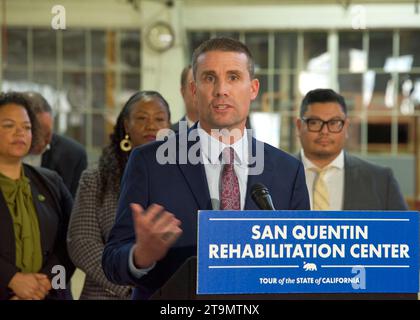 San Quentin, CA - 17 marzo 2023: Il senatore Mike McGuire, parla ad un convegno stampa al carcere di San Quentin con il governatore Newsom. Foto Stock