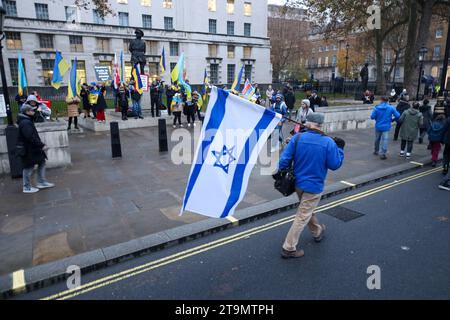Londra, Regno Unito. 26 novembre 2023. Decine di migliaia di manifestanti hanno marciato attraverso il centro di Londra per protestare contro l'antisemitismo e manifestarsi in solidarietà con Israele in mezzo al conflitto del paese con il gruppo militante Hamas. Crediti: Shing Hei Yip/Alamy Live News Foto Stock