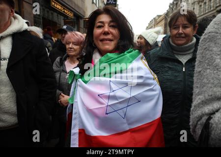 Londra, Regno Unito. 26 novembre 2023. Decine di migliaia di manifestanti hanno marciato attraverso il centro di Londra per protestare contro l'antisemitismo e manifestarsi in solidarietà con Israele in mezzo al conflitto del paese con il gruppo militante Hamas. Crediti: Shing Hei Yip/Alamy Live News Foto Stock