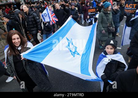 Londra, Regno Unito. 26 novembre 2023. Decine di migliaia di manifestanti hanno marciato attraverso il centro di Londra per protestare contro l'antisemitismo e manifestarsi in solidarietà con Israele in mezzo al conflitto del paese con il gruppo militante Hamas. Crediti: Shing Hei Yip/Alamy Live News Foto Stock