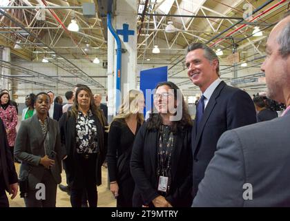 San Quentin, CA - 17 marzo 2023: Incontro del Governatore Newsom con gli ospiti dopo il convegno stampa su come la prigione statale di San Quentin sarà trasformata per migliorare Foto Stock