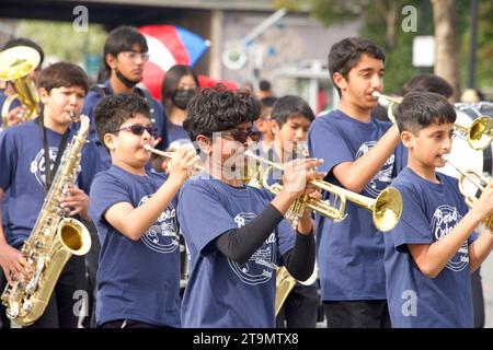 Dublino, CA - 18 marzo 2023: Partecipanti alla 39a parata annuale del giorno di San Patrizio di Dublino. School Marching Band che suona Foto Stock