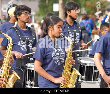 Dublino, CA - 18 marzo 2023: Partecipanti alla 39a parata annuale del giorno di San Patrizio di Dublino. School Marching Band che suona Foto Stock