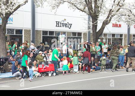 Dublino, CA - 18 marzo 2023: Gli spettatori fiancheggiano la strada per assistere alla 39a parata annuale del giorno di San Patrizio di Dublino. Foto Stock