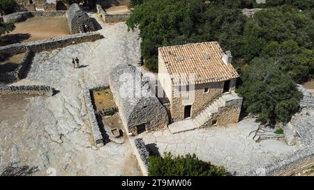 L'antico villaggio di Les Bories e le sue trenta capanne, la cui eccezionale architettura in pietra a secco lo ha meritato, si trova vicino a Gordes in Francia, con case, objiec Foto Stock