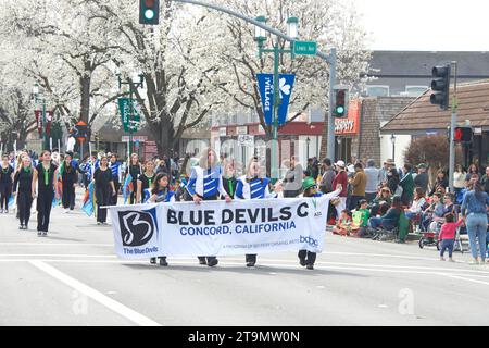 Dublino, CA - 18 marzo 2023: Partecipanti alla 39a parata annuale del giorno di San Patrizio di Dublino. La band Blue Devil di Concord sta suonando. Foto Stock