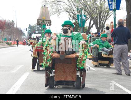 Dublino, CA - 18 marzo 2023: Partecipanti alla 39° parata del giorno di San Patrizio. Sedie reclinabili elettriche per strada. Foto Stock