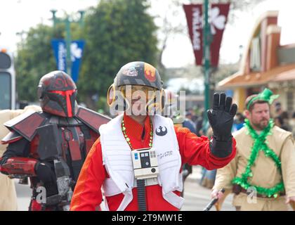 Dublino, CA - 18 marzo 2023: Partecipanti alla 39° parata del giorno di San Patrizio. Primo piano dei personaggi cosplay di Star Wars Foto Stock