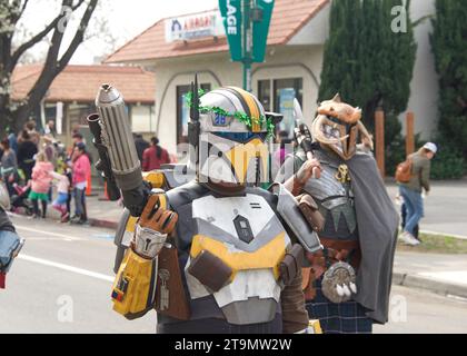 Dublino, CA - 18 marzo 2023: Partecipanti alla 39° parata del giorno di San Patrizio. Primo piano dei personaggi cosplay di Star Wars Foto Stock