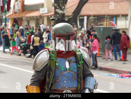 Dublino, CA - 18 marzo 2023: Partecipanti alla 39° parata del giorno di San Patrizio. Primo piano del personaggio cosplay di Star Wars Foto Stock