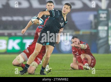 Swansea, Regno Unito. 26 novembre 2023. Max Nagy degli Ospreys viene affrontato. United Rugby Championship, Ospreys contro Scarlets allo stadio Swansea.com di Swansea, Galles del Sud, domenica 26 novembre 2023. foto di Geraint Nicholas/Andrew Orchard fotografia sportiva/Alamy Live news Credit: Andrew Orchard Sports Photography/Alamy Live News Foto Stock