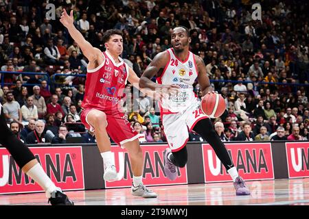 Milano, Italia. 26 novembre 2023. EA7 EMPORIO ARMANI OLIMPIA MILANO VS. ESTRA PISTOIA Campionato serie A Lega Basket 2023/2024, 9a giornata, nella foto CARL WHEATLE (ESTRA PISTOIA) durante EA7 Emporio Armani Milano vs Estra Pistoia, partita di serie A di pallacanestro italiano A Milano, Italia, novembre 26 2023 crediti: Agenzia fotografica indipendente/Alamy Live News Foto Stock