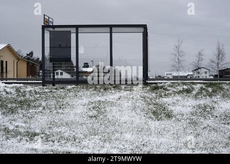 Fermata dell'autobus in una piccola città finlandese in inverno Foto Stock