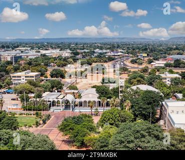 Gaborone, Botswana, 24.11.2023, veduta aerea del parlamento del Botswana, lo skyline di Gaborone, Foto Stock