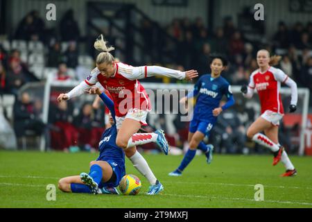 Londra, Regno Unito. 26 novembre 2023. Londra, Inghilterra, 26 novembre 2023: Alessia Russo (23 Arsenal) viene affrontata durante la partita di fa Women's Super League tra Arsenal e West Ham al Meadow Park di Londra (Alexander Canillas/SPP) credito: SPP Sport Press Photo. /Alamy Live News Foto Stock