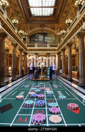 Monaco - 20 giugno 2019: Turisti all'interno del Casinò di Monte Carlo a Monaco. Foto Stock