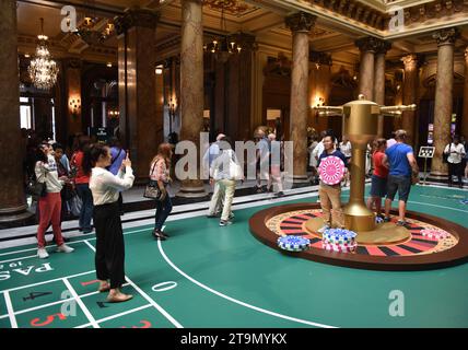 Monaco - 23 giugno 2019: Turisti all'interno del Casinò di Monte Carlo a Monaco. Foto Stock