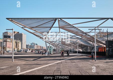 Napoli, Italia - 8 novembre 2023: Stazione ferroviaria centrale di Napoli, con il suo baldacchino a forma di piramide in Piazza Garibaldi progettato da Dominique Perrault Foto Stock