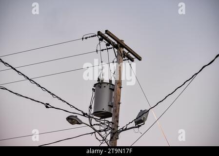 Un palo elettrico contro un cielo grigio nel Maine, Stati Uniti Foto Stock
