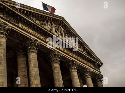 Un antico edificio del Pantheon caratterizzato da elementi architettonici classici a Parigi, in Francia Foto Stock