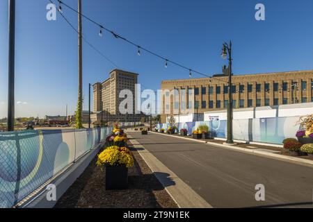 Pista ciclabile per la stazione centrale del Michigan. Costruita tra il 1910 e il 1913, la stazione monumentale nel quartiere Corktown di Detroit era la più alta del mondo durante la sua costruzione. Dopo la fine del suo uso, fu lasciato decadere per decenni. La stazione è di proprietà della Ford Motor Company dal 2018. Il piano è quello di utilizzare la stazione come campus di ricerca sulla mobilità una volta che la ristrutturazione è stata completata. Oggi, le generose piste ciclabili ci ricordano che Detroit era un centro dell'industria ciclistica americana prima che diventasse un simbolo di una città automobilistica. Detroit, Stati Uniti Foto Stock