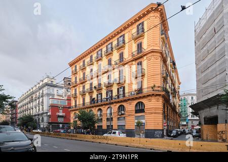 Napoli, Italia - 8 novembre 2023: Edifici residenziali e commerciali in stile architettonico napoletano a Napoli Foto Stock
