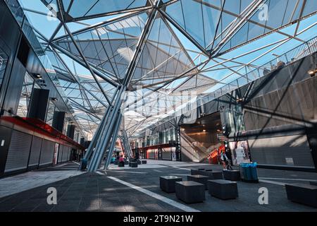 Napoli, Italia - 8 novembre 2023: Stazione ferroviaria centrale di Napoli, con il suo baldacchino a forma di piramide in Piazza Garibaldi progettato da Dominique Perrault Foto Stock