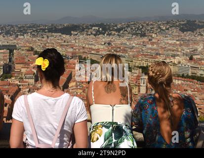 Nizza, Francia - 19 giugno 2019: La gente guarda il paesaggio urbano di Nizza. Foto Stock