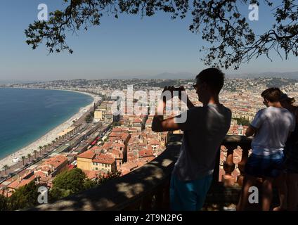 Nizza, Francia - 19 giugno 2019: La gente guarda il paesaggio urbano di Nizza. Foto Stock