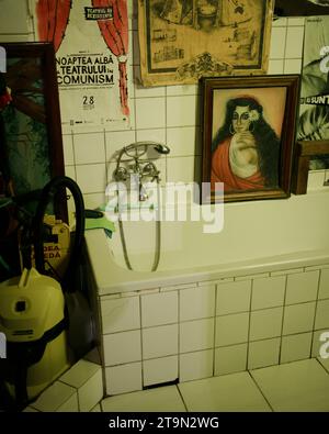 Opere d'arte e poster su una vasca da bagno a Scârț, Timișoara, Romania Foto Stock