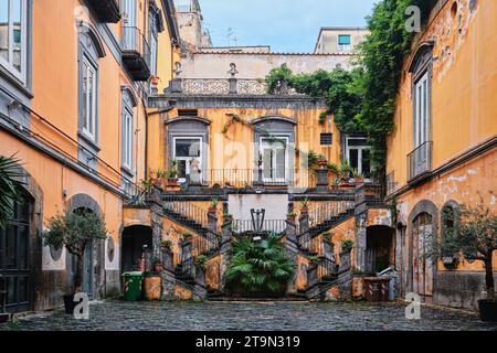 Napoli, Italia - 8 novembre 2023: Splendida residenza in stile rinascimentale, Palazzo Marigliano, nel centro storico di Napoli Foto Stock