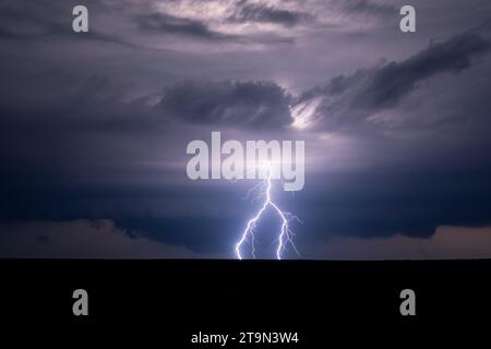 Fulmini forgiati da un temporale supercell vicino Akron, Colorado Foto Stock