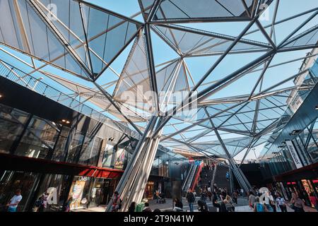 Napoli, Italia - 8 novembre 2023: Stazione ferroviaria centrale di Napoli, con il suo baldacchino a forma di piramide in Piazza Garibaldi progettato da Dominique Perrault Foto Stock