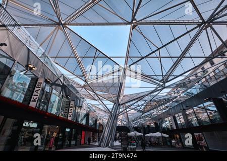 Napoli, Italia - 8 novembre 2023: Stazione ferroviaria centrale di Napoli, con il suo baldacchino a forma di piramide in Piazza Garibaldi progettato da Dominique Perrault Foto Stock