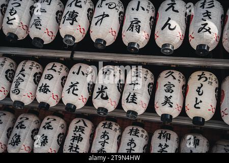 Lanterne di carta giapponese in bianco e nero a Kyoto in Giappone Foto Stock