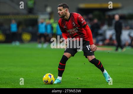 Theo Hernandez del Milan ha visto in azione durante la partita di serie A 2023/24 tra Milano e Fiorentina allo Stadio San Siro. Punteggio finale; Milano 1:0 Fiorentina. Foto Stock