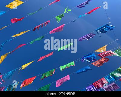 Bandiere colorate/striscioni di papel picado si stagliano sul cielo blu di Oaxaca, Messico Foto Stock