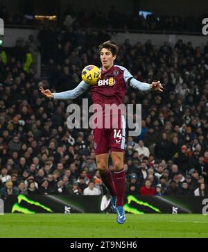 Londra, Regno Unito. 26 novembre 2023. Pau Torres di Aston Villa in azione. Partita di Premier League, Tottenham Hotspur contro Aston Villa presso lo Stadio Tottenham Hotspur di Londra domenica 26 novembre 2023. Questa immagine può essere utilizzata solo per scopi editoriali. Foto solo editoriale di Sandra Mailer/Andrew Orchard fotografia sportiva/Alamy Live news credito: Andrew Orchard fotografia sportiva/Alamy Live News Foto Stock