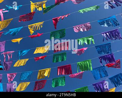 Bandiere colorate/striscioni di papel picado si stagliano sul cielo blu di Oaxaca, Messico Foto Stock