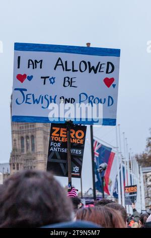 Marcia contro l'antisemitismo, Londra, Regno Unito. 26 novembre 2023. Più di 105.000 persone si trovavano fianco a fianco con gli ebrei britannici mentre marciavano dalla Corte reale di giustizia a Parliament Square. La marcia, organizzata dall'associazione benefica "campagna contro l'antisemitismo", è la più grande protesta contro l'antisemitismo dalla battaglia di Cable Street nel 1936. Foto di Amanda Rose/Alamy Live News Foto Stock